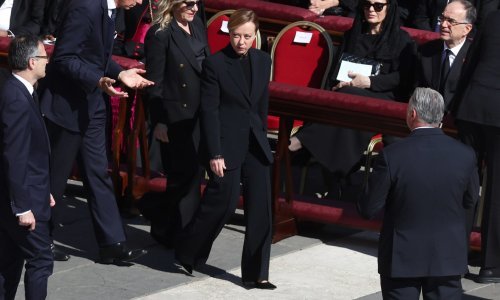 Mnogi su prekršili pravila na papinom sprovodu, ali predsjednica talijanske vlade otišla je korak dalje