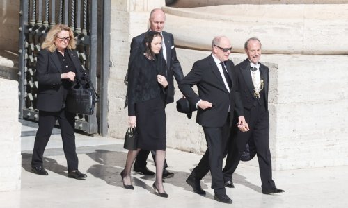 Probajte naći grešku: Princeza Charlene pokazala kako se odjenuti za papin sprovod