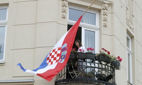 Zastave u Hrvatskoj spuštene na pola koplja na dan ispraćaja pape Franje