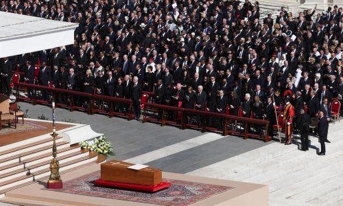 Više od 250 tisuća ljudi ispratilo papu Franju