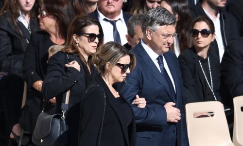 Plenkovićeva supruga vješto je zaobišla dio strogog kodeksa i zaigrala na kartu provjerene elegancije