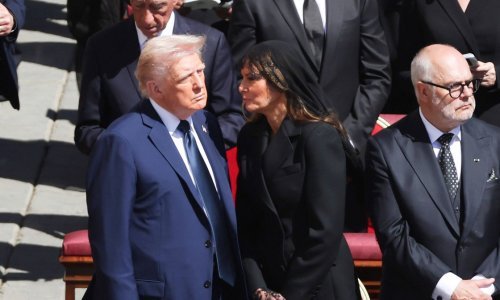Melania spriječila veliki gaf na papinom sprovodu: Doznalo se što je šapnula Trumpu