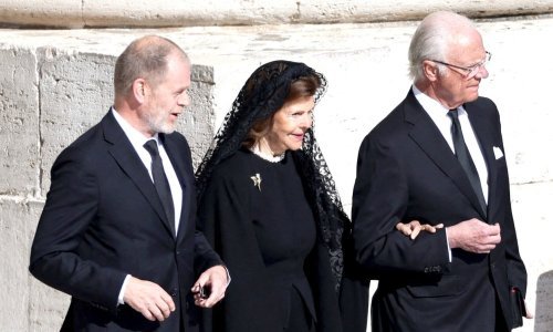 Što joj se dogodilo? Kraljica Silvia na papinom sprovodu hodala uz pomoć štake