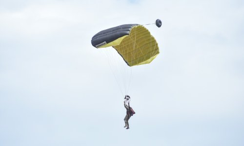 Nesreća pri skoku: Poginuo vojni padobranac u Srbiji