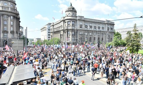 Veliki prosvjed u Beogradu: Policija stala između prosvjednika i 'ćacijevaca'