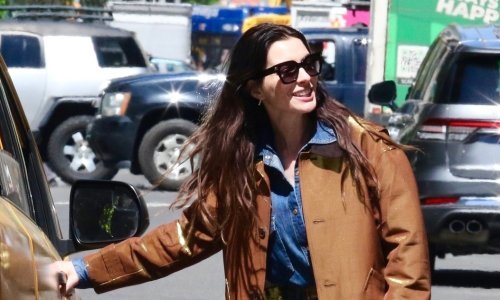 Ležeran stajling lijepe glumice: Adidasove tenisice, udobne traperice i chic torba koju svi nose