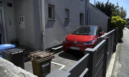 U Zagrebu noćas bačena bomba u dvorište, policija traži počinitelja