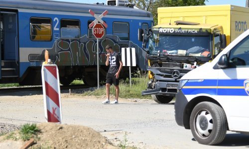 Nesreća u Bjelovaru: Sudarili se putnički vlak i dostavno vozilo