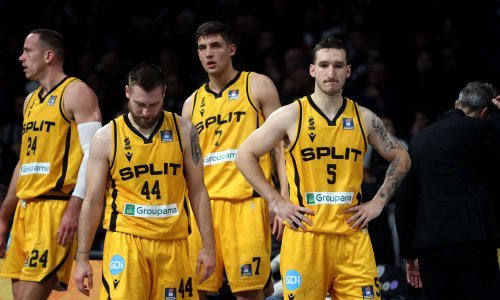 Pogledajte neviđenu sramotu u Zadru! Isprovociranog igrača Splita suigrači jedva zadržali da ne krene na navijače