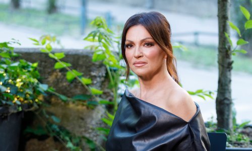 Osim kožnom haljinom golih ramena, Nina Badrić oduševila i upečatljivim sandalama