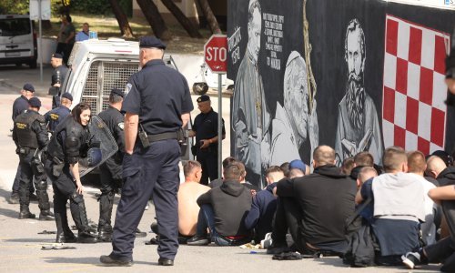 Krvavi sukob u Splitu: Ozlijeđena četiri navijača i policajac, oglasili se iz bolnice