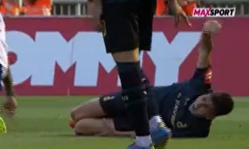 Pogledajte kako se ozlijedio dinamovac u duelu s Livajom; čini se da je teško ozlijeđen