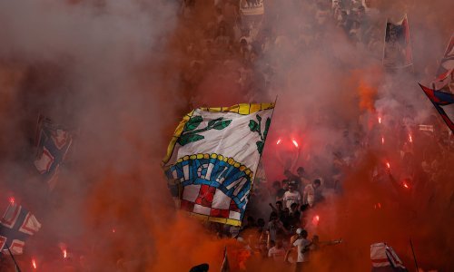 Torcidaši zapalili stolice na sjevernoj tribini nakon poraza Hajduka od Dinama