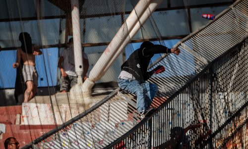 Sukobi ispred Poljuda, bačen i suzavac. Policija će u akciji biti cijelu noć