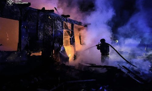 Rusi izveli noćni napad na Kijev: Oštećeno nekoliko zgrada, zapaljeni automobili