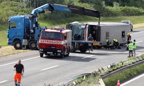 U teškoj nesreći na A3 dvije poginule i 31 ozlijeđena osoba