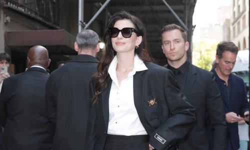 Nitko ne nosi muško odijelo kao Anne Hathaway, ali pravi modni dragulj je njezina torbica