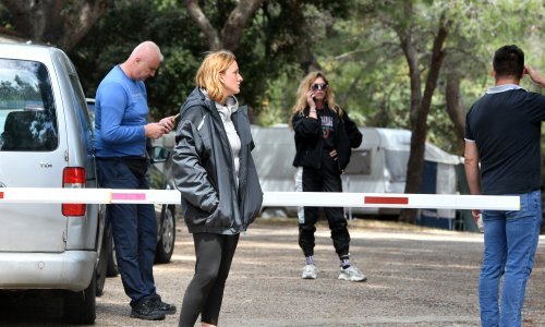 FOTO Drama u Tisnom: Inspektori došli zatvoriti kamp, ljudi ih blokirali