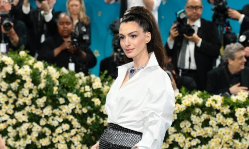 S bijelom košuljom i spektakularnom ogrlicom: Anne Hathaway odala počast klasičnom stilu