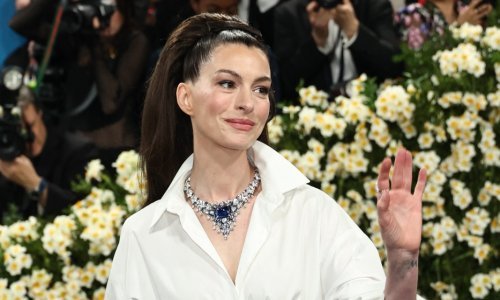 Anne Hathaway ukrala pozornost na Met Gali, ali ne zbog stajlinga