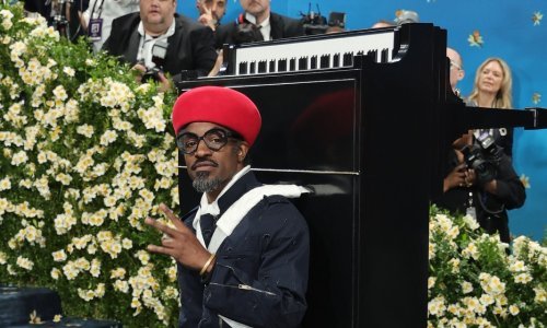Najluđe izdanje na Met Gali: Pojavio se s klavirom na leđima