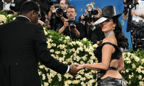 Zaštitar stao na haljinu Kim Kardashian - pogledajte njezinu reakciju!
