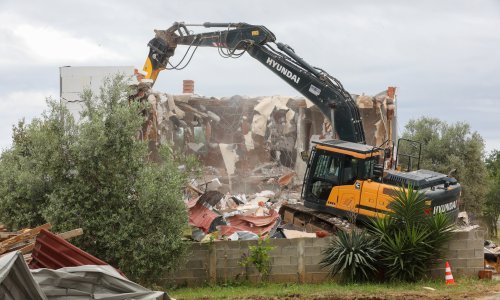 Danas srušeno više bespravno izgrađenih objekata u Ližnjanu, među njima i velike dvokatnice