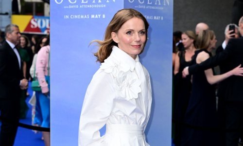 Bijela košulja vlada crvenim tepihom, a s hit suknjom čini neodoljivu kombinaciju