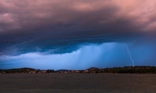 Dijelovima zemlje prijete intenzivne oborine, ali stiže smiraj: Znamo gdje će se prvo razvredriti