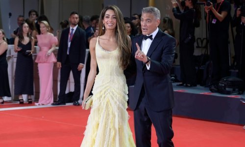 Predivna haljina Amal Clooney gotovo je pala u zaborav, a sada je vrući trend sezone