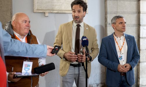 Miletić: Želimo istinu i čiste papire, Komadina okreće pilu naopako