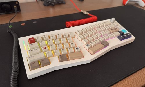 Ergonomska tipkovnica s mehaničkom dušom: Isprobali smo Epomaker Alice 66