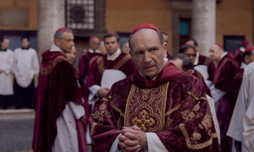 Ralph Fiennes nije bio prvi izbor: Ova dva velika imena
odbila su glavnu ulogu u 'Konklavi'