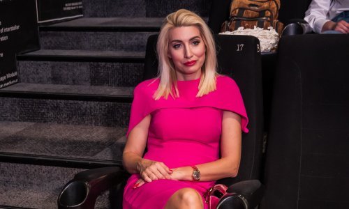 U centru pažnje: Fani Kerum ne odustaje od haljina luksuznog brenda, a cipele su posebna priča