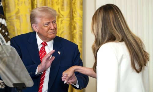 Poljupci i tragikomično držanje za ruke: Donald Trump i Melania u novim 'izljevima ljubavi'