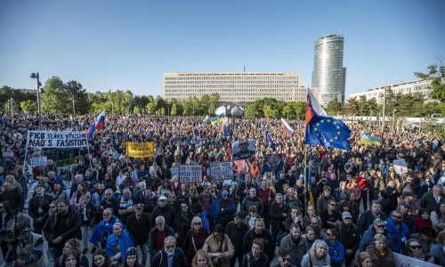 Bratislava: Tisuće ljudi prosvjedovalo protiv Ficova posjeta Moskvi