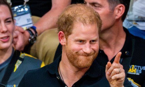 Šešir princa Harryja s tajnim porukama postao viralni hit - evo što piše na njemu