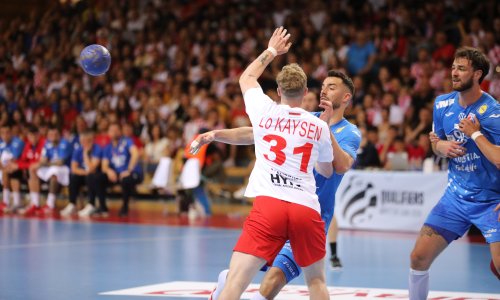 Zvonimir Srna u duelu s igračem Luksemburga