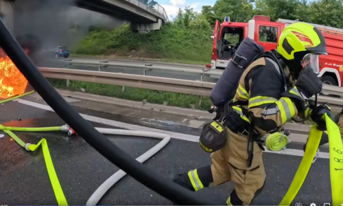 Dramatična snimka: Dok su gasili požar šlepera, prema njima je poletjela vatrena kugla