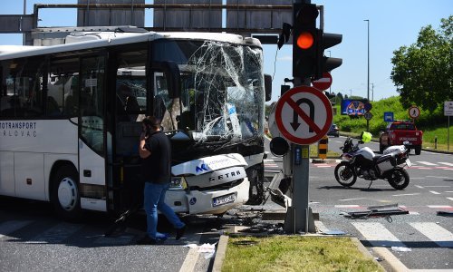 Policija o nesreći u Karlovcu; vozač autobusa prošao kroz crveno