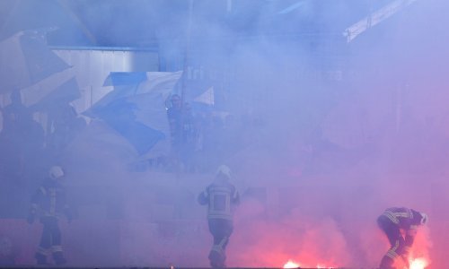 Armada bakljadom prekinula utakmicu, a onda su ih domaći navijači 'spustili'. Poslušajte kako