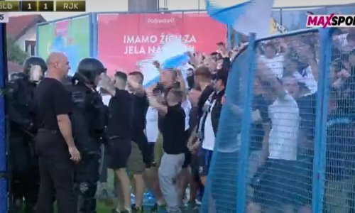 Prijetio je kaos! Armada je već srušila ogradu...