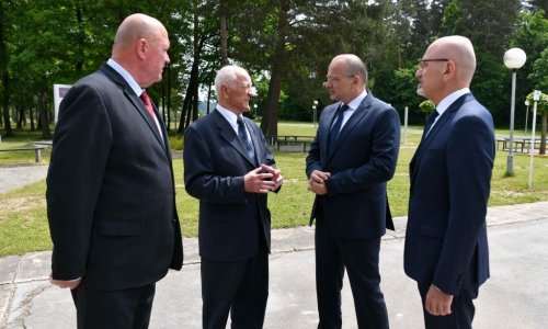Milanovićev izaslanik položio vijenac za žrtve poraća na groblju Dobrava