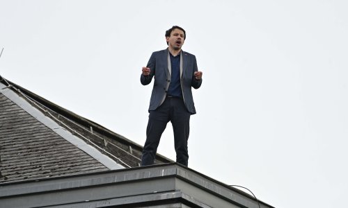 Slovenski političar popeo na krov parlamenta i prijetio da će skočiti, vatrogasci ga spasili