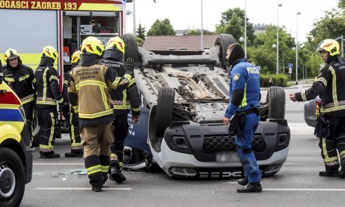 Sudar u središtu Zagreba; jedan automobil završio na krovu