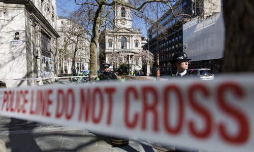 Napad nožem u Londonu, napadač pet osoba izbo na zabavi, policija ga traži