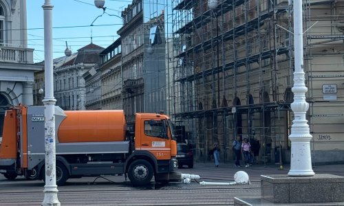 Kamion Čistoće 'počistio' i rasvjetni stup na Trgu bana Jelačića