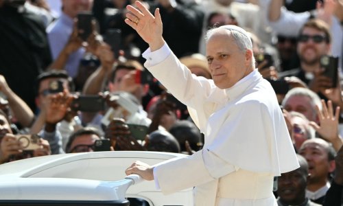 Pogledajte kako je izgledala vožnja pape Lava XIV. u papamobilu kroz mnoštvo vjernika