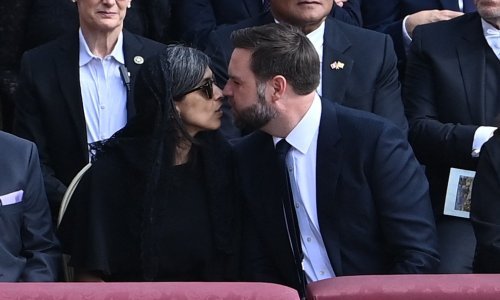 JD Vance i supruga Usha 'uhvaćeni' u poljupcu ispred Pape