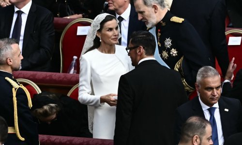 Četiri katoličke vladarice nosile su bijelo u moru crnine: Ova izdanja dugo će se pamtiti